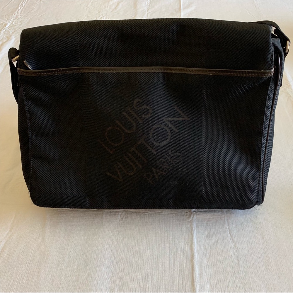 Louis Vuitton Damier Geant Messenger Bag - Picture 5 of 8